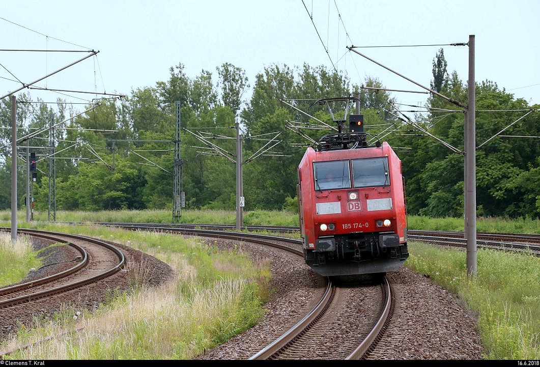 Tele-Blick auf 185 174-0 DB als Tfzf, die den Bahnhof Weißenfels auf Gleis 4 Richtung Naumburg (Saale) durchfährt.
[16.6.2018 | 10:43 Uhr]
