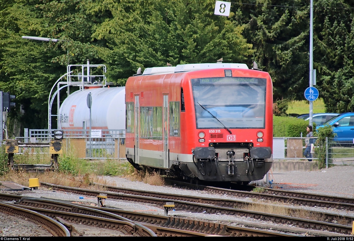 Tele-Blick auf 650 315 (Stadler Regio-Shuttle RS1) der DB ZugBus Regionalverkehr Alb-Bodensee GmbH (RAB) (DB Regio Baden-Württemberg), der im Bahnhof Friedrichshafen Stadt abgestellt ist.
[11.7.2018 | 11:52 Uhr]