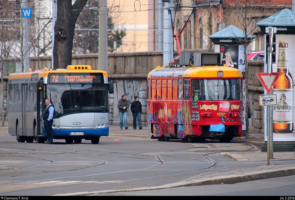Tele-Blick auf eine Tatra T4D-M der Leipziger Verkehrsbetriebe (LVB) im Dienste der Stadtrundfahrt Leipzig, die nahe der Haltestelle Hauptbahnhof neben einem Solaris Urbino pausiert, bevor sie die nächste Fahrt um 14:00 Uhr antritt. [24.3.2018 | 13:37 Uhr]