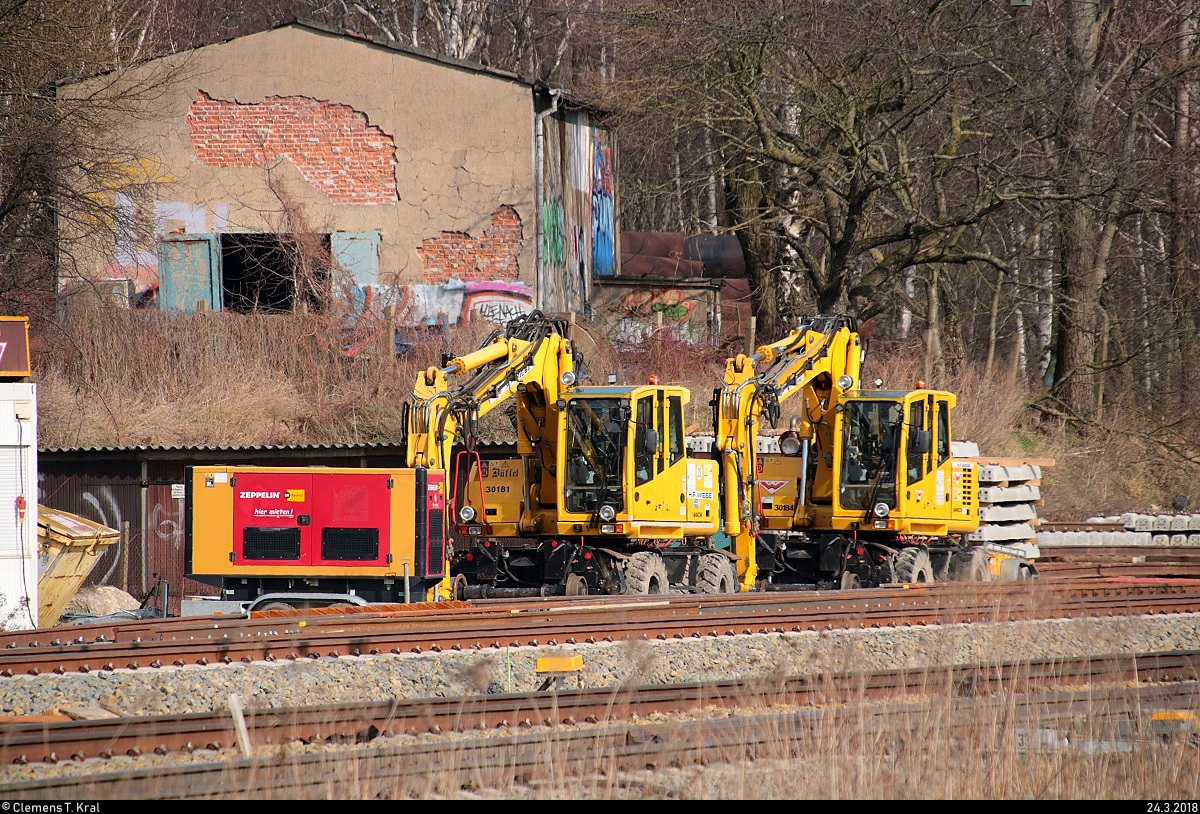 Tele-Blick auf zwei Zweiwegebagger, die am Bahnhof Leipzig-Thekla womöglich noch für Umbauarbeiten stehen. [24.3.2018 | 14:54 Uhr]