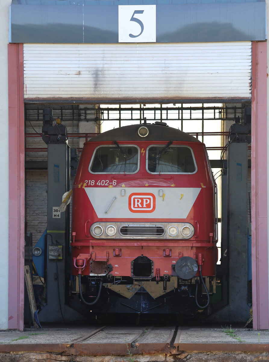 Tele Blick in die Halle, eine Lok der Baureihe 218 ist in der Revision.
Unternehmen Railsystems RP GmbH. Tor 5, 29.07.26  gegen 13:30 Uhr