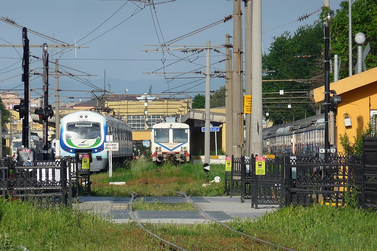 Tele-Blick in den Kopfbahnhof Adapazari (Sakarya, Türkei), 24.4.16, mit einem einfahrendem E23 (Video hier: http://www.bahnvideos.eu/video/tuerkei~triebzuege~e23000/20448/elektrischer-triebzug-e23030-der-adaray-von.html) und einem abgestelltem E14.