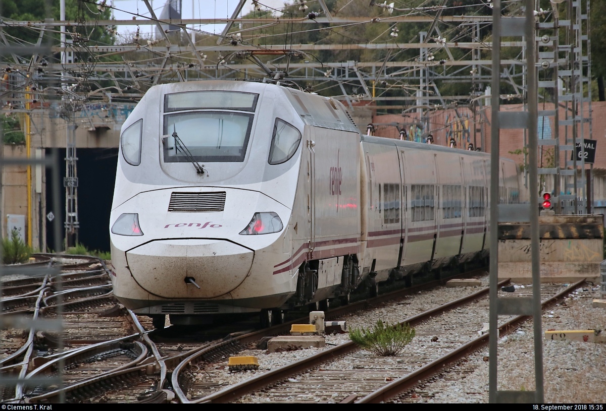 Tele-Nachschuss auf 130 060-7 (Bombardier/Talgo 250) der RENFE als Alvia, der seinen Startbahnhof Barcelona-França (Estació de França) (E) auf Gleis 3 verlässt.
Aufgenommen von Bahnsteig 3.
[18.9.2018 | 15:35 Uhr]