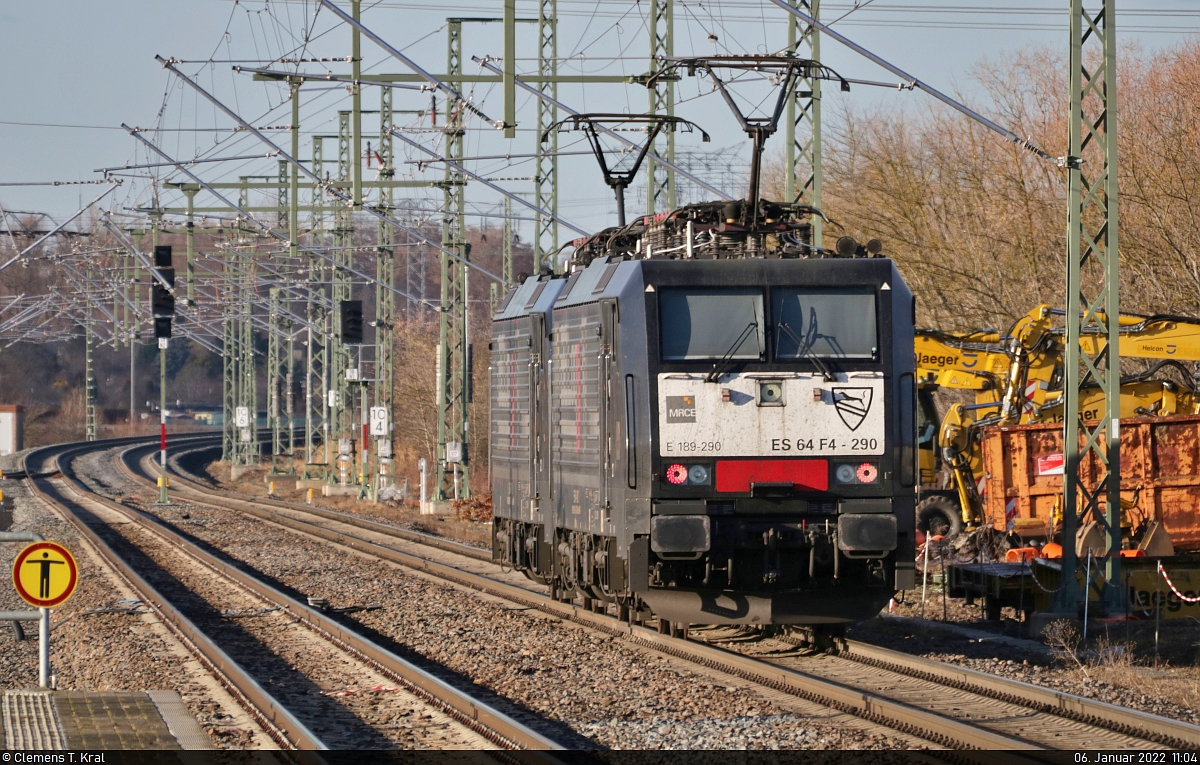 Tele-Nachschuss auf 189 290-0 (Siemens ES64F4-290) und 189 288-4 (Siemens ES64F4-288), die zu Ausbildungszwecken den Bahnhof Angersdorf auf Gleis 1 Richtung Teutschenthal durchfahren.

🧰 Mitsui Rail Capital Europe GmbH (MRCE), vermietet an die BELog Baustoffe- Entsorgung- Logistik GmbH & Co. KG
🕓 6.1.2022 | 11:04 Uhr