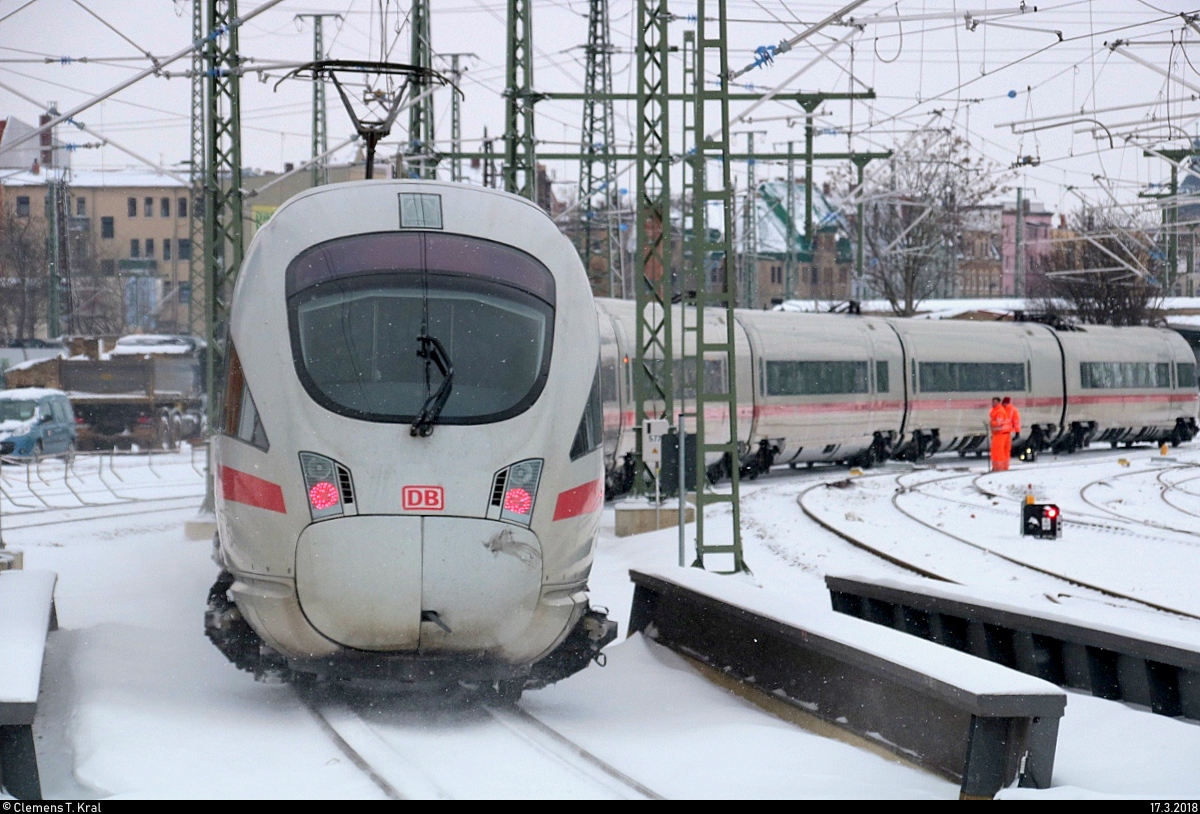 Tele-Nachschuss auf 411 560 (Tz 1160  Markt Holzkirchen ) als verspäteter ICE 1539 (Linie 15) - normalerweise mit ICE 3 verkehrend - von Frankfurt(Main)Hbf nach Berlin Südkreuz (heute bis Berlin Hbf (tief)), der Halle(Saale)Hbf auf Gleis 9 neben den Bahnarbeitern verlässt. [17.3.2018 | 16:52 Uhr]