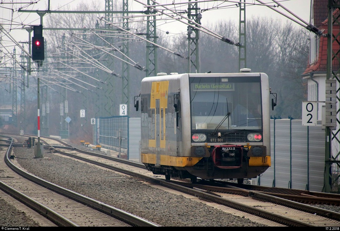 Tele-Nachschuss auf 672 901 (DWA LVT/S) der Burgenlandbahn (DB Regio Südost) als RB 16841 (RB78) nach Mücheln(Geiseltal), die ihren Startbahnhof Merseburg auf Gleis 4 verlässt. [17.2.2018 | 12:46 Uhr]