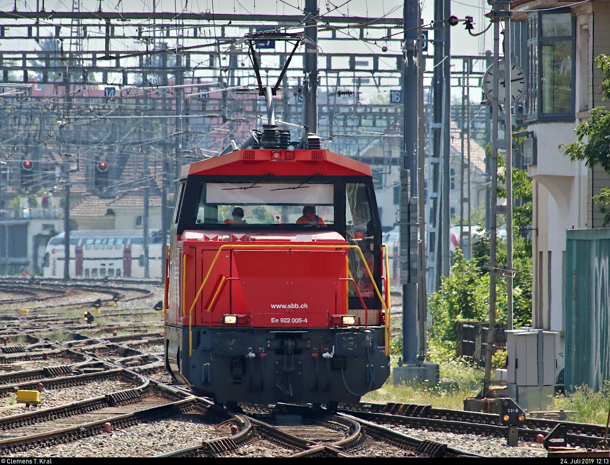 Tele-Nachschuss auf Ee 922 005-4 der SBB Cargo, die im Bahnhof Biel/Bienne (CH), vorbei am Stellwerk, in östlicher Richtung rangiert.
[24.7.2019 | 12:13 Uhr]
