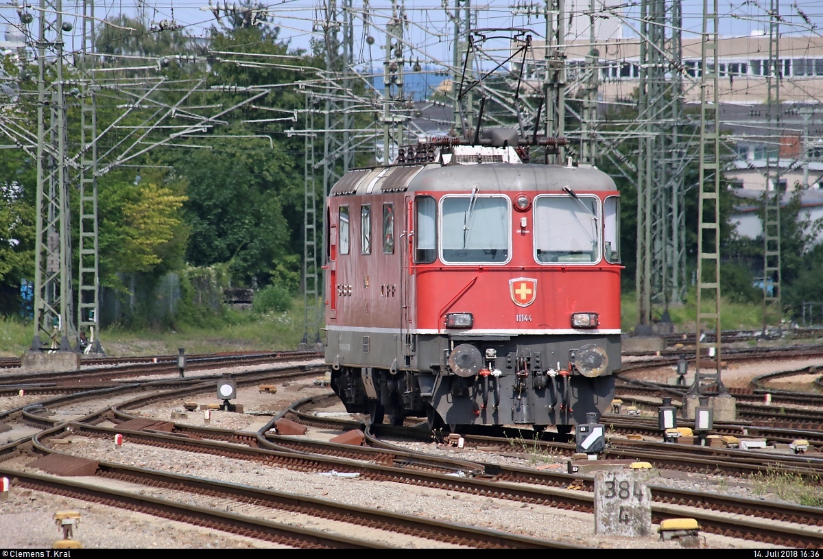 Tele-Nachschuss auf Re 4/4 II 11144 (420 144-8) SBB, die im Bahnhof Singen(Hohentwiel) rangiert.
Aufgenommen am Ende des Bahnsteigs 1.
[14.7.2018 | 16:36 Uhr]