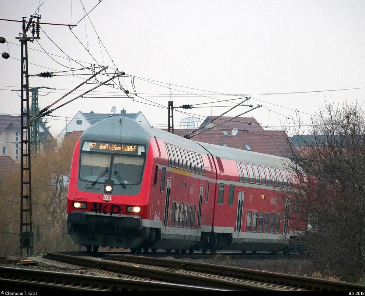 Tele-Schuss auf DABpbzfa 762.0 mit Schublok 143 871-2 der S-Bahn Mitteldeutschland (DB Regio Südost) als S 37749 (S7) von Halle-Nietleben nach Halle(Saale)Hbf Gl. 13a, die in der Saaleaue bei Angersdorf von der Bahnstrecke Merseburg–Halle-Nietleben (KBS 588) hier einzweigt. [8.2.2018 | 16:28 Uhr]