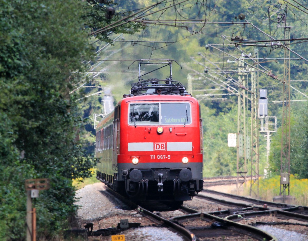 Teleaufnahme von 111 067-5, die am 20. August 2013 zwischen M�nchen und Salzburg pendelte. Hier zu sehen bei A�ling.