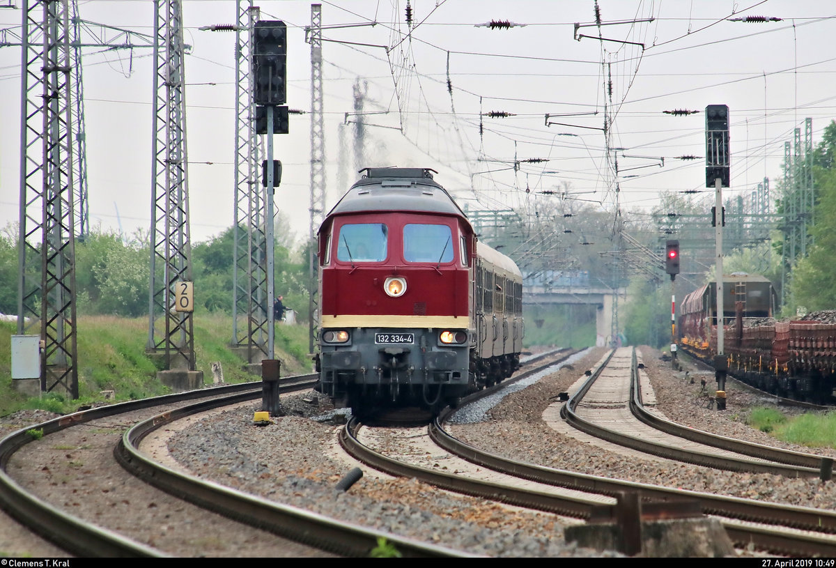 Teleaufnahme von 232 334-3 (132 334-4) der Erfurter Bahnservice GmbH (EBS) als MDV-Sonderzug von Meiningen nach Leipzig Hbf, der in Großkorbetha auf der Bahnstrecke Halle–Bebra (KBS 580) fährt.
[27.4.2019 | 10:49 Uhr]