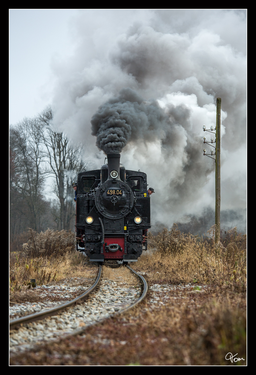 Teleaufnahme der 498.04 auf der Steyrtalbahn, aufgenommen nahe Rosenegg. 8.12.2016