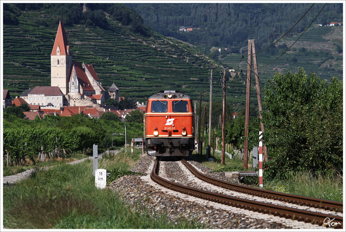 Teleaufnahme der Diesellok 2143.21 welche mit dem Regionalzug 16954 durch die Wachau fährt. Joching 2013