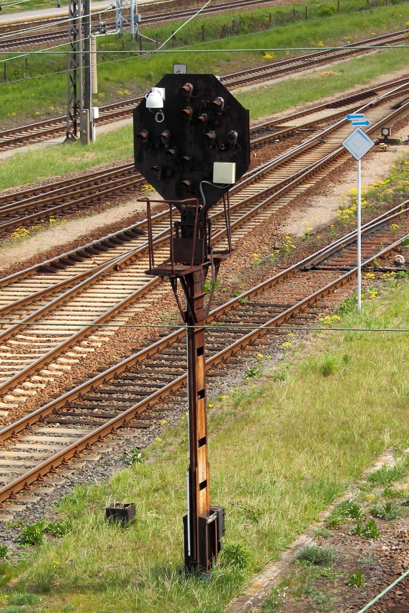 Teleaufnahme von der Fußgängerbrücke des Bahnhofs Elstal am 05.05.2019.
Das Abdrücksignal Ra 6 – Ra 9.
