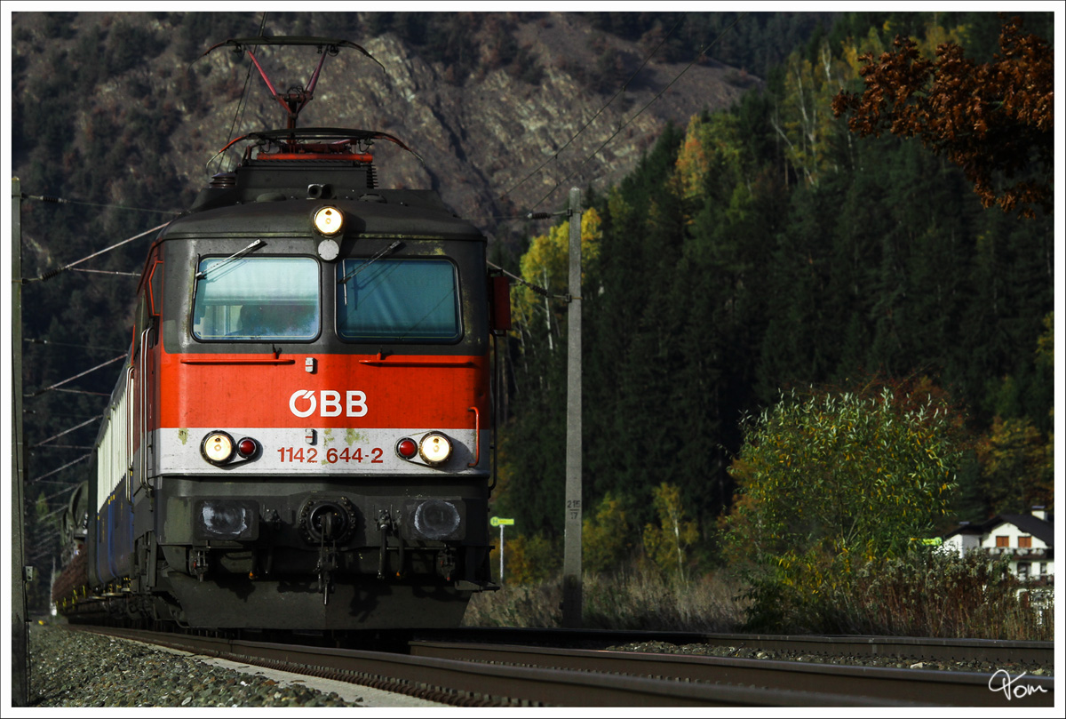 Teleaufnahme vom Milit�rzug 90153, gezogen von der 1142 644. 
St. Lorenzen 10.2013