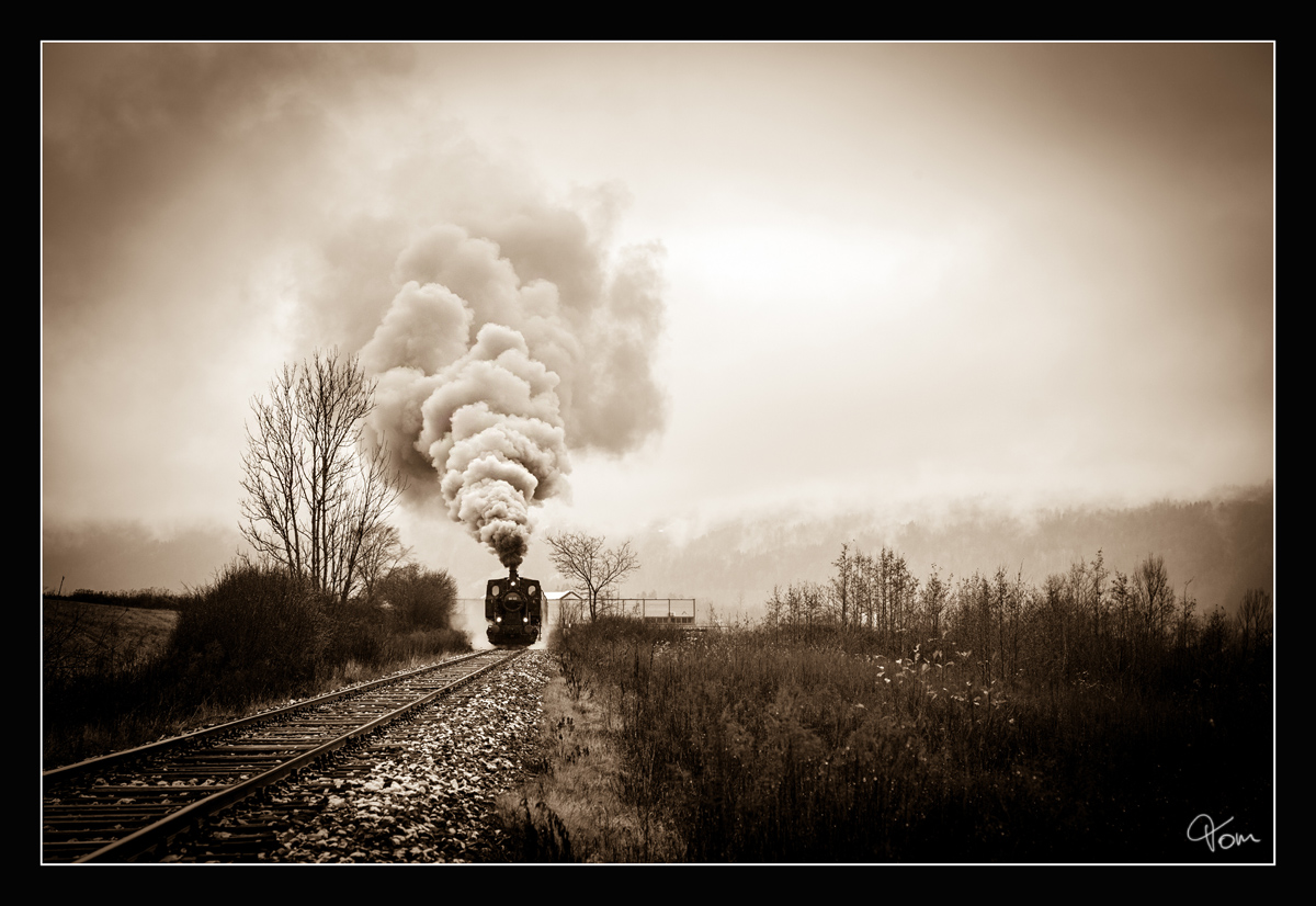 Teleaufnahme der NBiK Dampflok 88.103, welche mit einem Nikolausdampfzug von Weizelsdorf nach Ferlach unterwegs war.
Kirschentheuer  24.11.2018