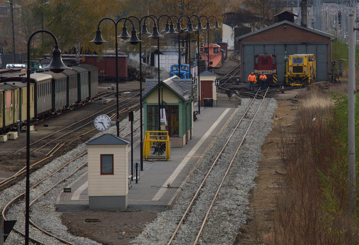 Teleblick auf den Bahnhof Radebeul Ost. Aktuell werden die Bahnhofsgleise erneuert.
Schwellen und Schienen sind verlegt, rechts wartet schon die Stopf-und Richtmaschine auf ihren Einsatz. 11.11.2017  10:21 Uhr. 