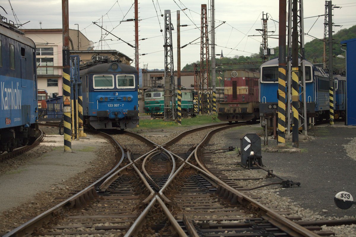 Teleblick auf eine DKW  im BW Usti nad Laben, zahlreiche Lokomotiven sind zu erkennen, 130 707-7, 742 130-8 und 122 955-7. 24.04.2018  17:42 Uhr.