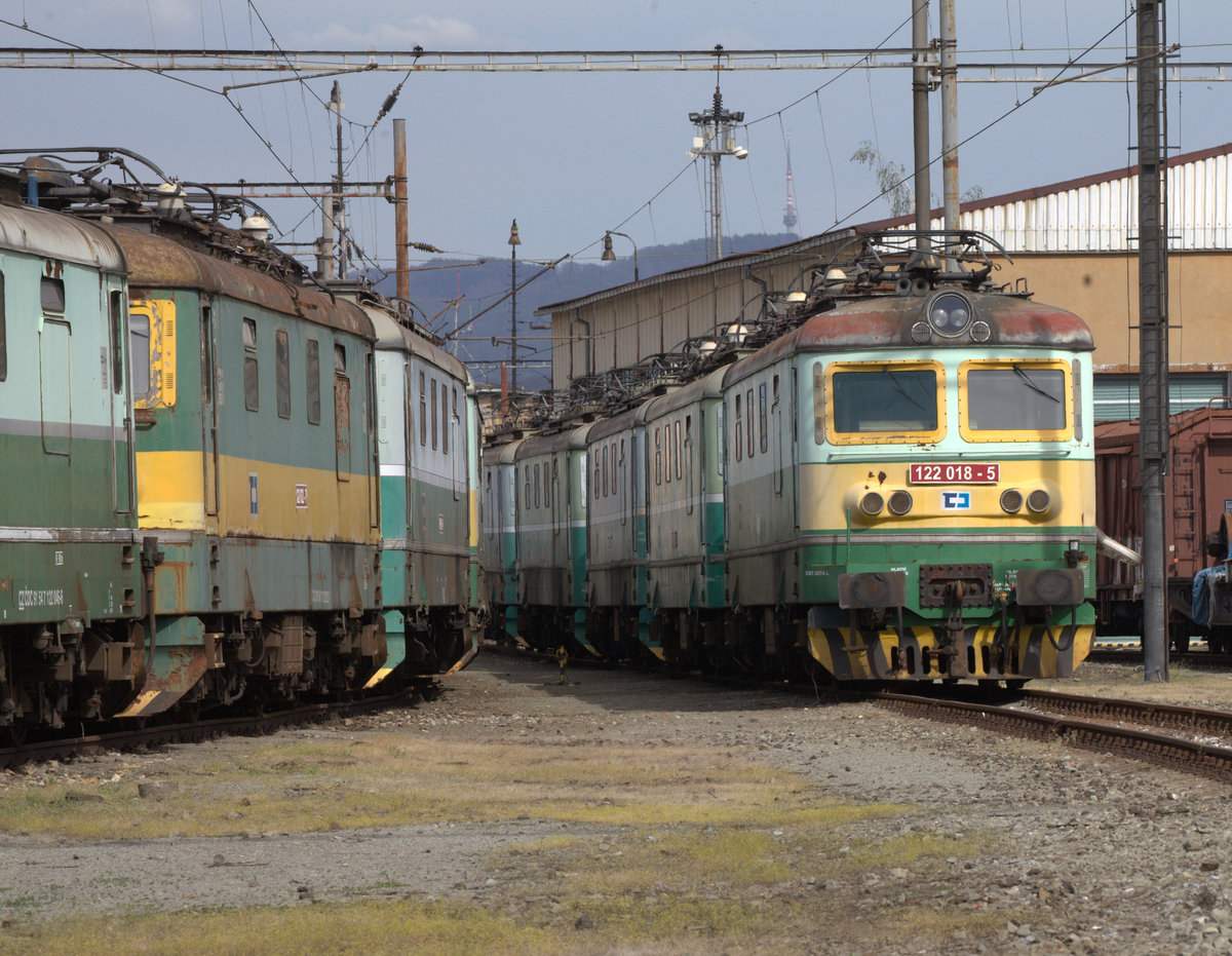 Teleblick  auf einige abgestellte Lokomotiven der Baureihe 7122 in Usti nad Labem.
26.04.2019  15:36 Uhr.