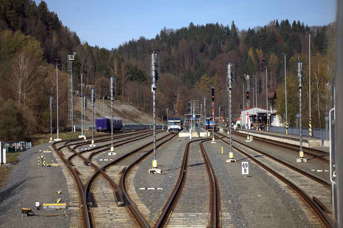 Teleblick auf Hanušovice (deutsch Hannsdorf) , ein modernisierter Umsteigebahnhof an der Strecke Zábřeh-Jeseník . Ganz in der Nähe liegt die Brauerei Holba, hier wird ein
leckers Local-Beer  gebraut. 31.10.2019  11:52 Uhr.