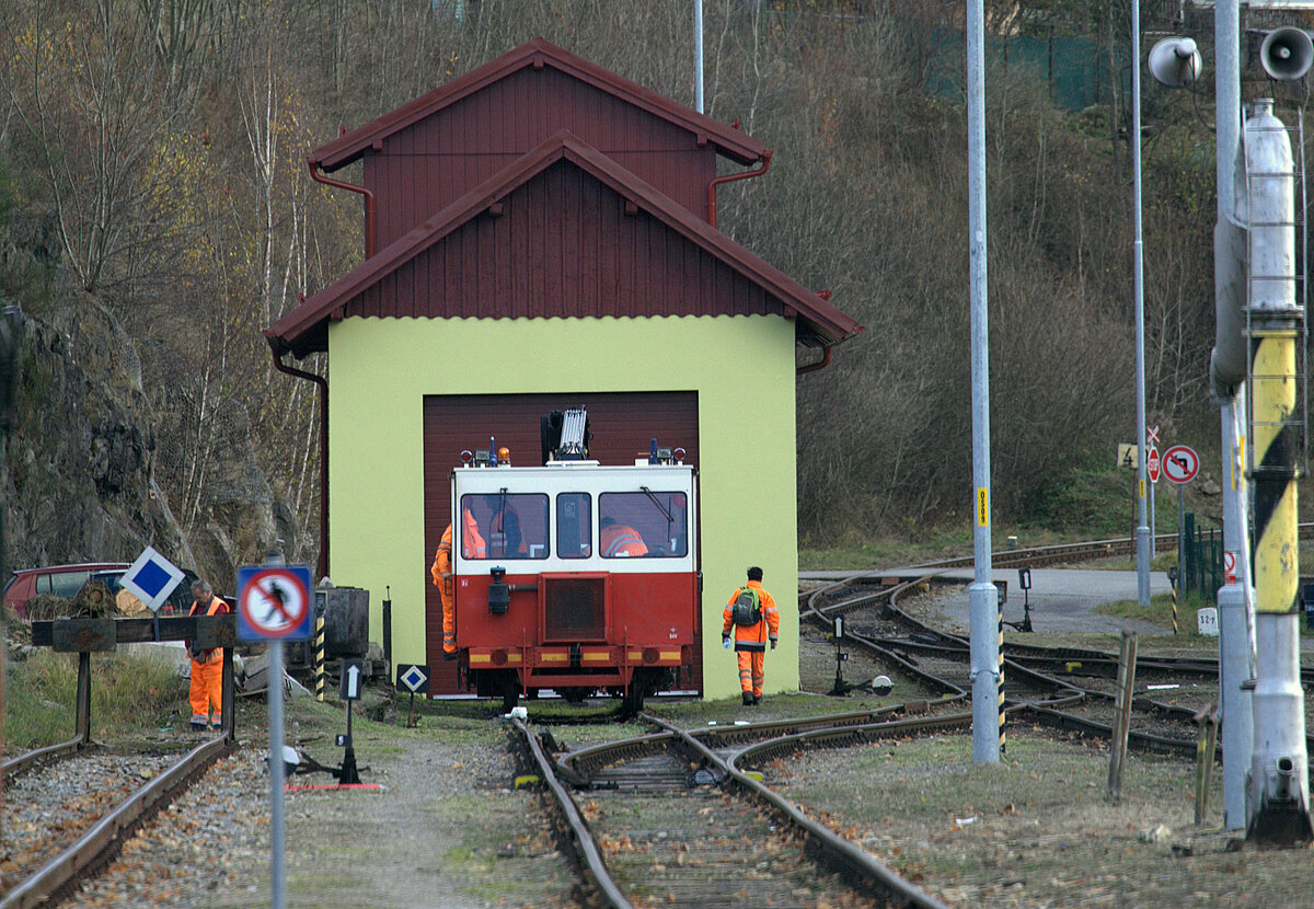 Teleblick auf den Lokschuppen Vimperk, ein MUV mit Kran wurde soeben davor abgestellt. 05.11.2021 14:22 Uhr.
