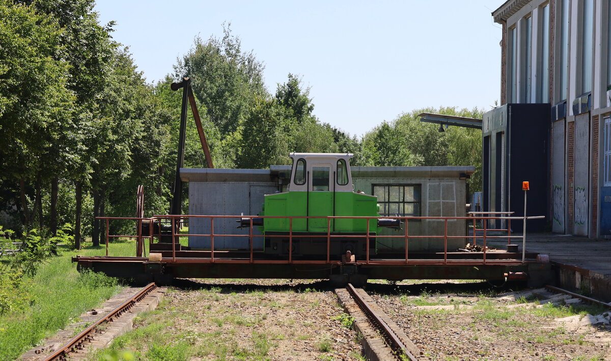 Teleblick auf die Schiebeb�hne der LSI,ich stehe am Ende der Bahn auf der Franz -Mehrung -Stra�e. Die  Akkuschlampe  wird wenige Augenblicke sp�ter in die Halle rollen.29.07.26  gegen 14:00 Uhr.
Die Geoposition zeigt meinen Standort.