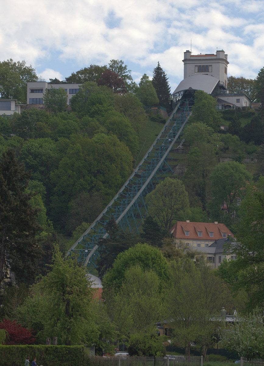 Teleblick auf die Standseilbahn, aufgenommen vom Elbdampfer Leipzig.25.04.2018 10:06 Uhr.