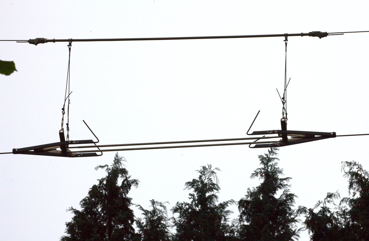 Teleblick aus der Froschperspektive auf die Fahrleitungstrennung im Elbtal zwischen CD und DB. 16.09.2017  13:12 Uhr.