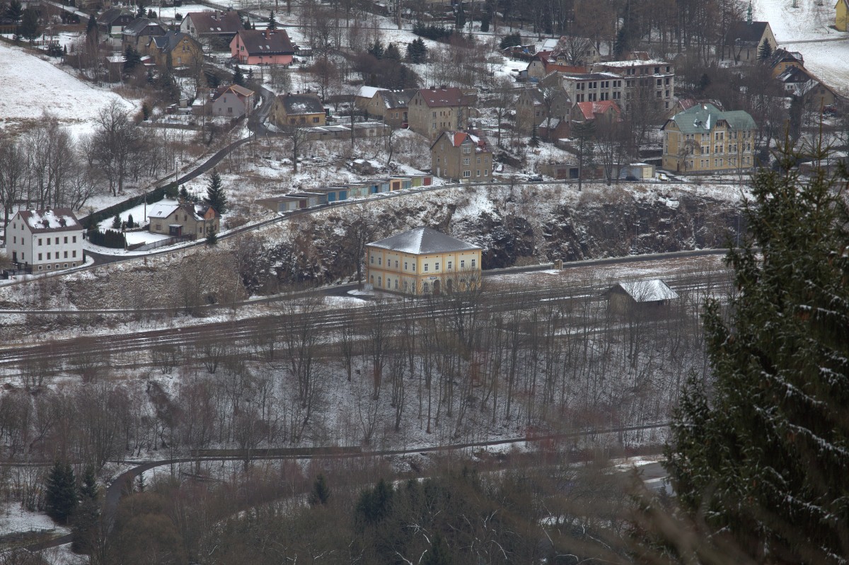Teleblick vom Bärenstein auf das EG von Vejpert
Leider gibt es nur noch Samstag/Sonntag Zugverkehr von Chomutov, dann allerdings mit Anschluß nach Zwickau. 11.02.1016 12:41 Uhr. Goposition zeigt den Standort des Fotografen.