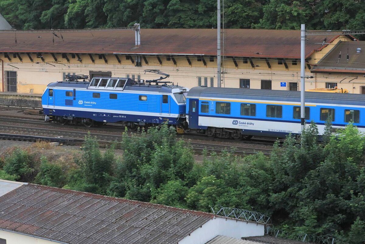 Teleblick von der Elbbrücke auf den Schnellzug Labe, welcher gerade in Roudnice einfährt. 26.06.2021 17:51 Uhr.