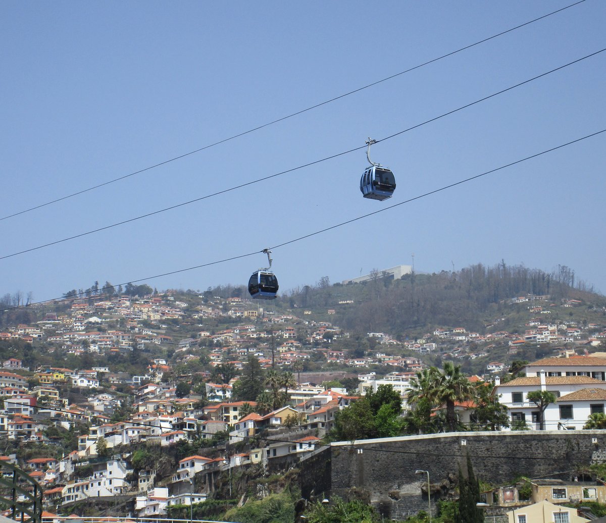 TELEFÉRICOS DA MADEIRA: Begegnung zweier Gondeln am 17. April 2017 auf der Seilbahn zwischen Funchal und Monte in Funchal, Madeira. 