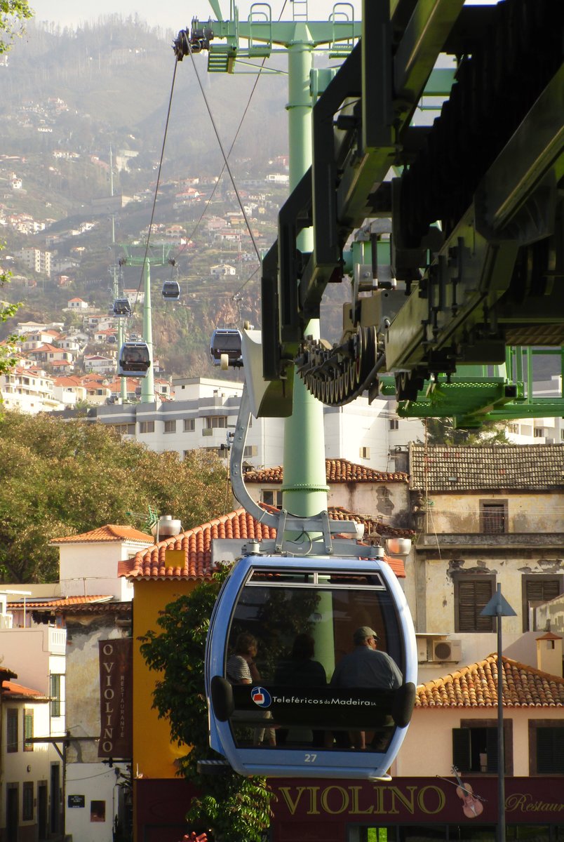 TELEFÉRICOS DA MADEIRA: Die Seilbahn zwischen Funchal und Monte aufgenommen am 18. April 2017 von der Talstation in Funchal, Madeira. Die Nr. 27 transportiert im Bild Passagariere zur Bergstation Monte.