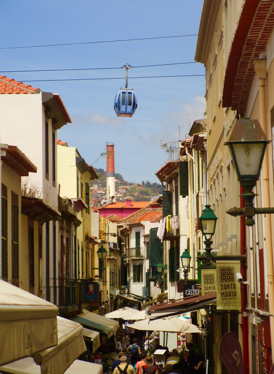 TELEFÉRICOS DA MADEIRA: Die Seilbahn zwischen Funchal und Monte aufgenommen am 22. April nahe an der Talstation,  im historischen Stadtteil Santa Anna in Funchal, Madeira.