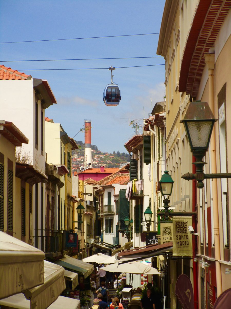 TELEFRICOS DA MADEIRA: Die Seilbahn zwischen Funchal und Monte aufgenommen am 22. April nahe an der Talstation,  im historischen Stadtteil Santa Anna in Funchal, Madeira.