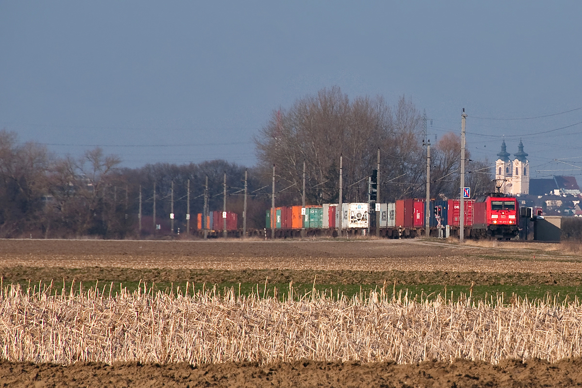Televersion von 185 277 mit einem Containerzug im Tullnerfeld, unterwegs in Fahrtrichtung St. Pölten. Die Aufnahme entstand am 20.03.2015.