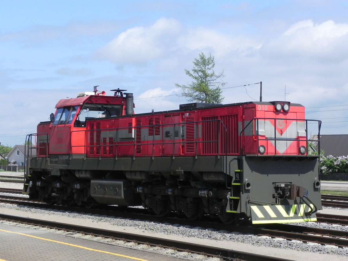TEM TMH 010 stand am 15.05.2016 im Bahnhof von Marijampole. Wenn ich den Lokführer richtig verstanden haben, ist die Baureihe kein Neubau, sondern eine Rekonstruktion auf Basis einer älteren Baureihe. 