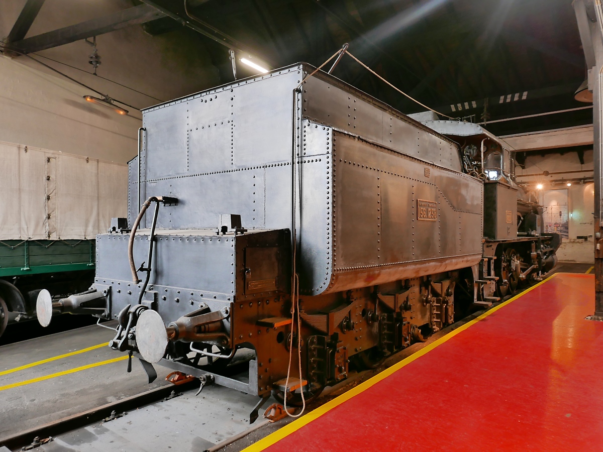 Tender 156.1258 der Dampflok 180.01 im Rundlokschuppen des Südbahnmuseums am Bahnhof Mürzzuschlag, 07.07.2019 