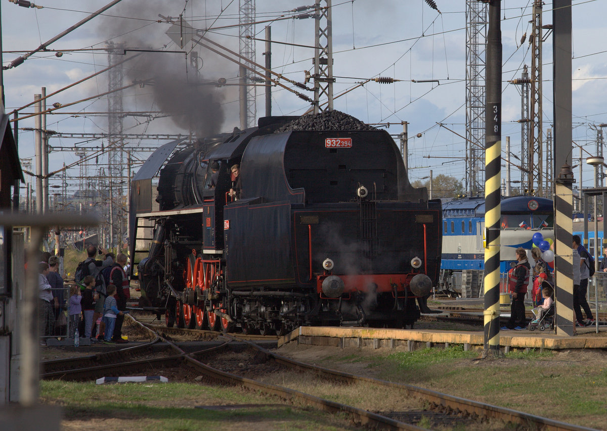 Tender voraus fährt hier eine Lok der Baureihe 475 zum Národní den železnice 2018
in Budweis vorbei.22.09.2018 16:05 Uhr.