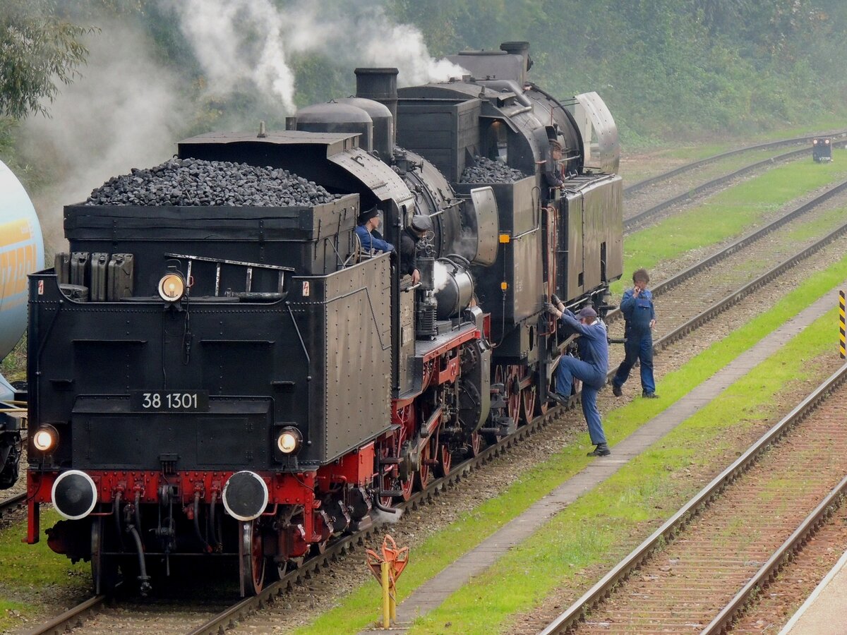 Tender voraus wird nach einer kurzen Rauchpause 638-1301 mit 78-618  den Bhf. Ried in Richtung Attnang-Pu verlassen; 141005