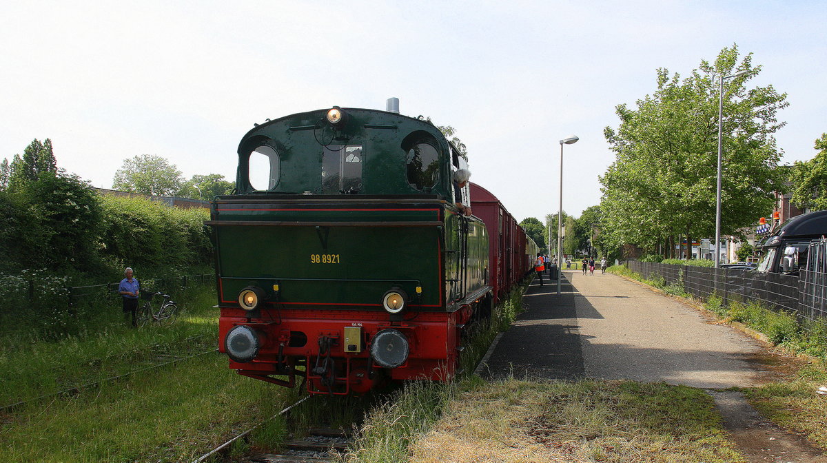 Tender voraus zieht die 98 8921 alias Der Schluff seinen Personenzug steht im Bahnhof Hüls.
Aufgenommen vom Bahnsteig 1 in Hüls.
Bei Sommerwetter am Nachmittag vom 28.5.2017. 