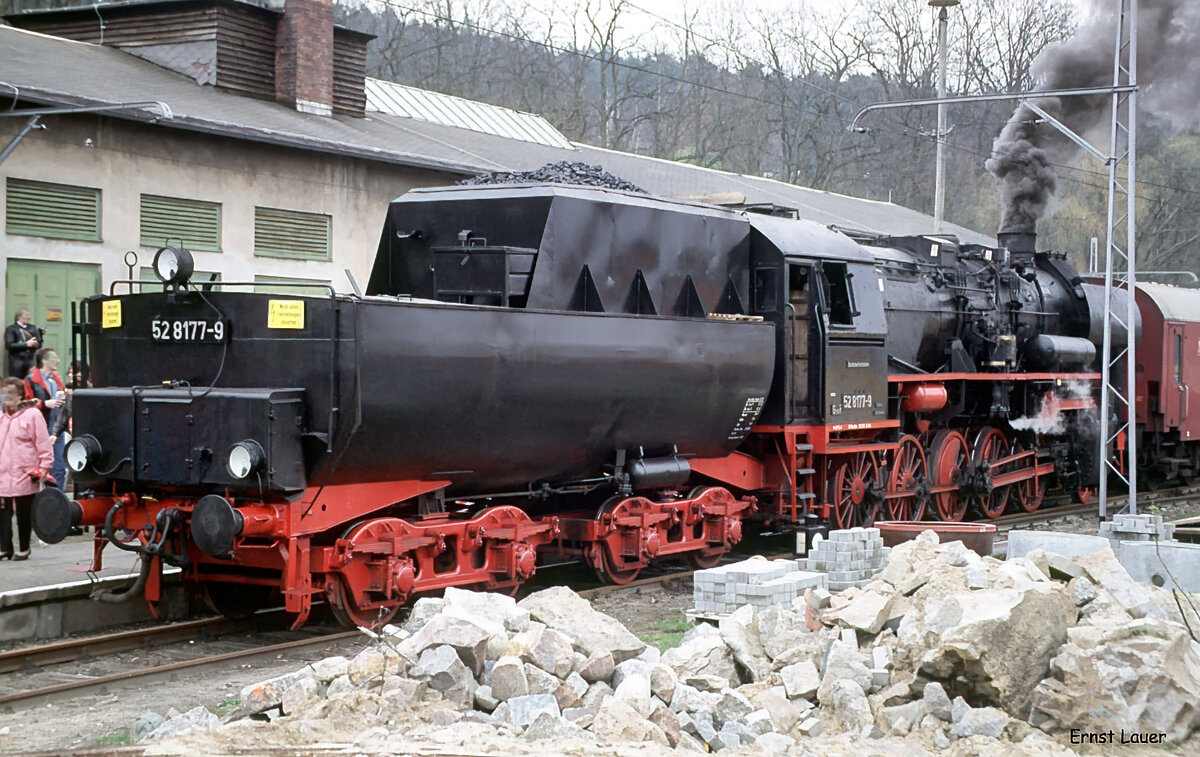 Tenderansicht der DR-Rekolok 52 8177. geliefert 1944 als 52 4996 von MBA an die DRB, am 11.04.1994 im Bahnhof Buckow.