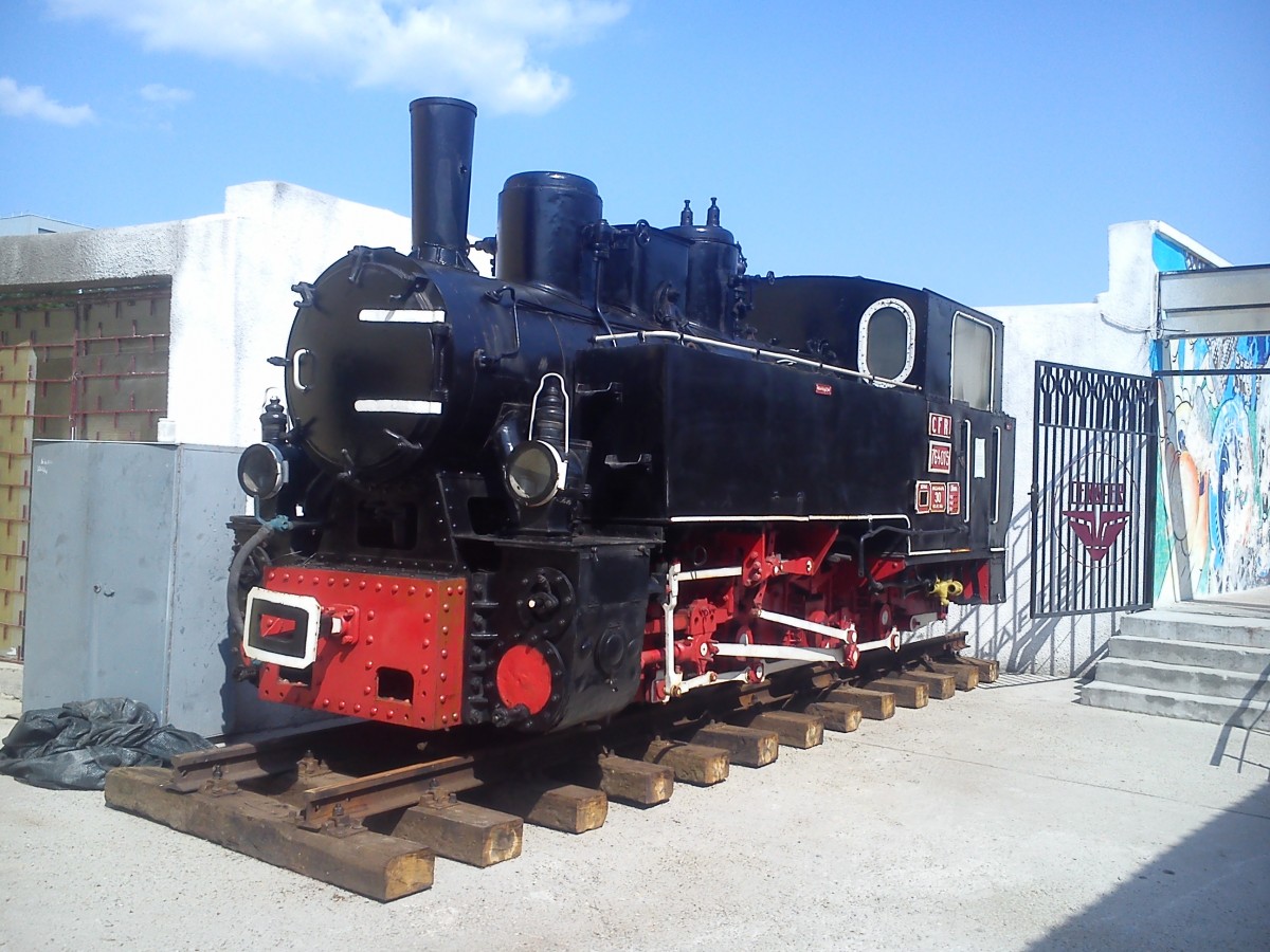 Tenderlok 764.015 ist ausgestellt vor dem Eingang im Eisenbahnmuseum Bukarest.
Foto vom 10.06.2014.