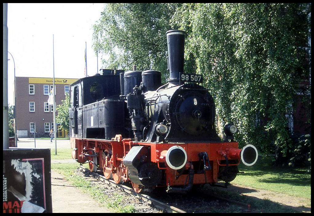 Tenderlok 98507 am 30.5.2001 als Denkmal am Bahnhof in Ingolstadt.