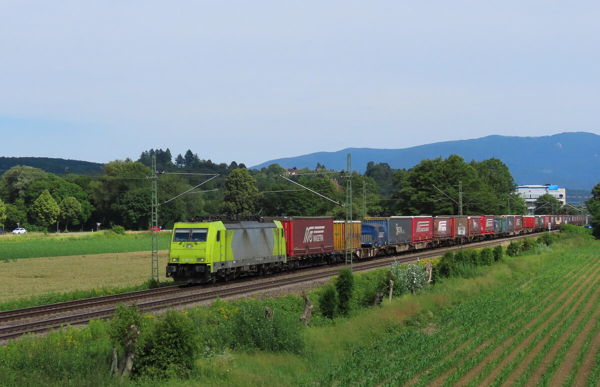 Teningen - 18. Juni 2024 : ATLU 186 114 mit einem KLV nach Offenburg. 

Link zum Video : https://www.youtube.com/watch?v=m5t-qLueg-Q&t=218s