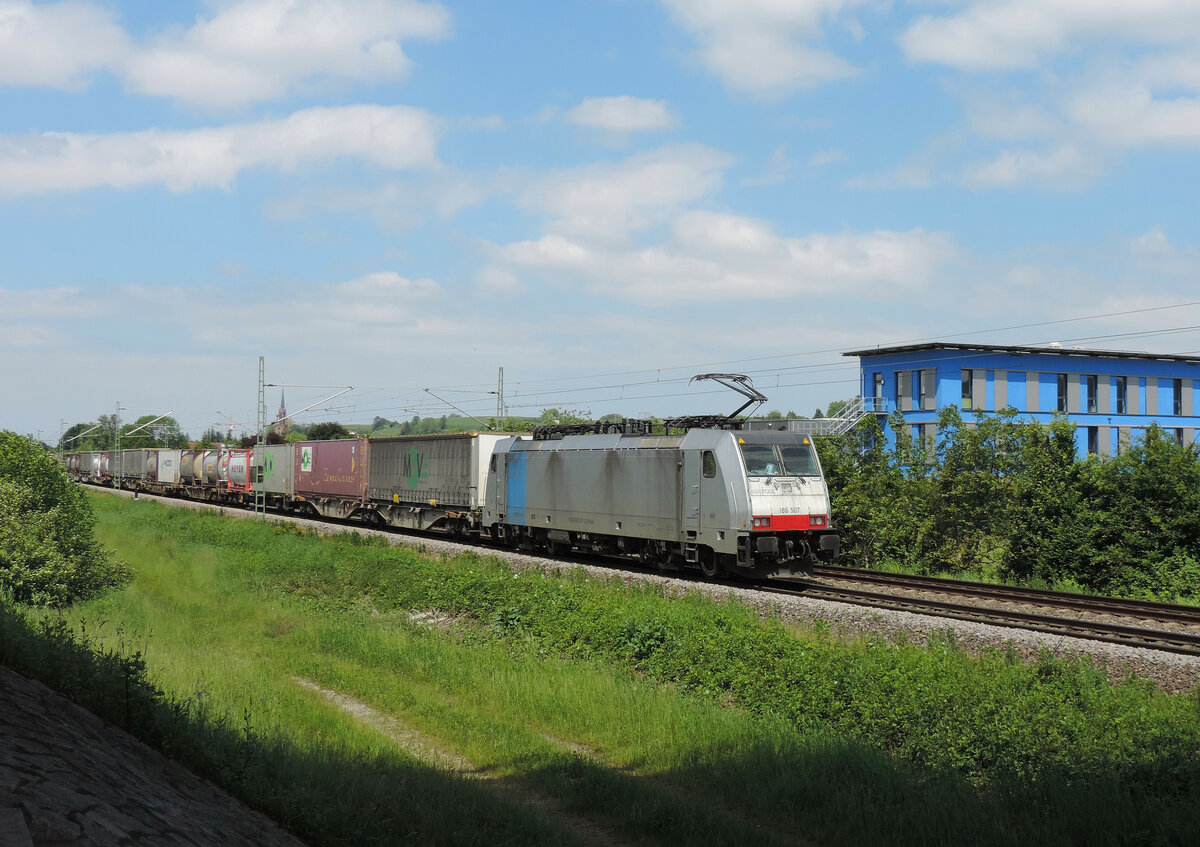 Teningen - 25. Mai 2023 : Railpool 186 507 mit einem KLV unterwegs nach Basel.