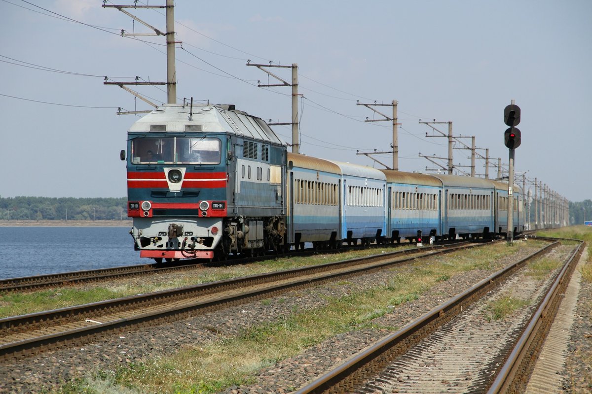 TEP70-0076 der ukrainischen Eisenbahngesellschaft fährt über den Damm des Dnjepr von Zolotonosha in Richtung Bahnhof von Cherkassy am 3.9.16. 