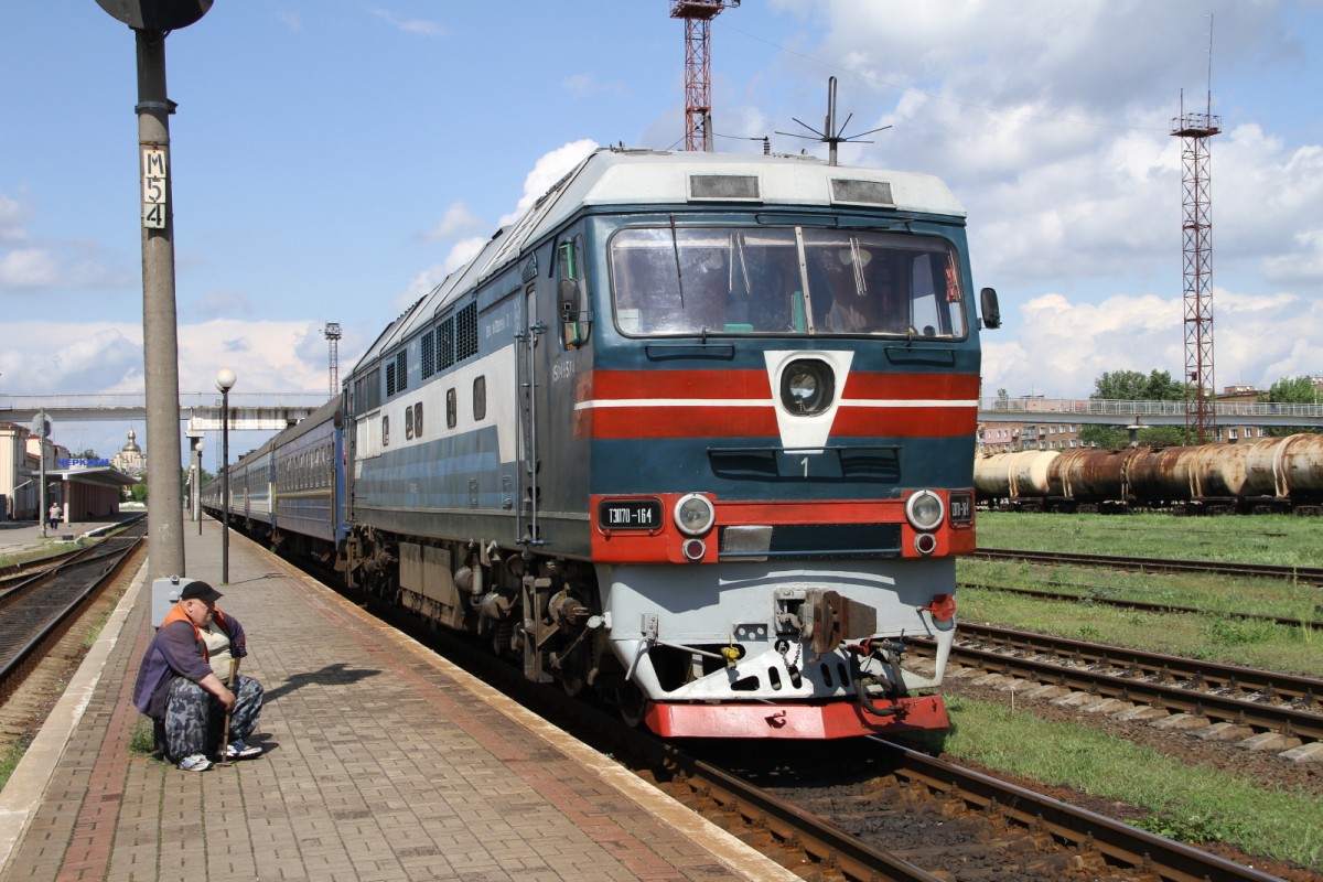 TEP70146 im Bahnhof von Cherkassy am 15.05.2015. Der Typ im Bild stört