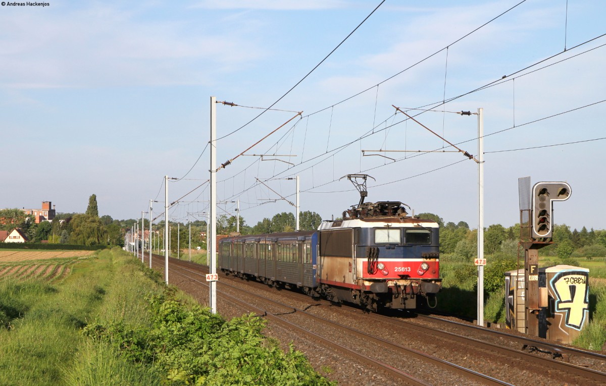 TER30133 (Saverne-Strasbourg) mit Schublok 25613 bei Hochfelden 18.5.15