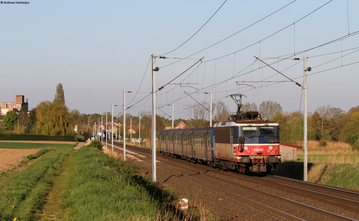 TER30133 (Saverne-Straßbourg) mit Schublok 25606 bei Hochfelden 22.4.15