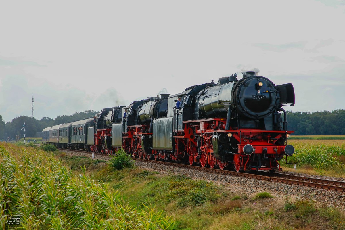 Terug naar Toen 2019: 23 071, 23 076, 23 023 mit Sonderzug bei der Einfahrt in Beekbergen, am 07.09.2019.
